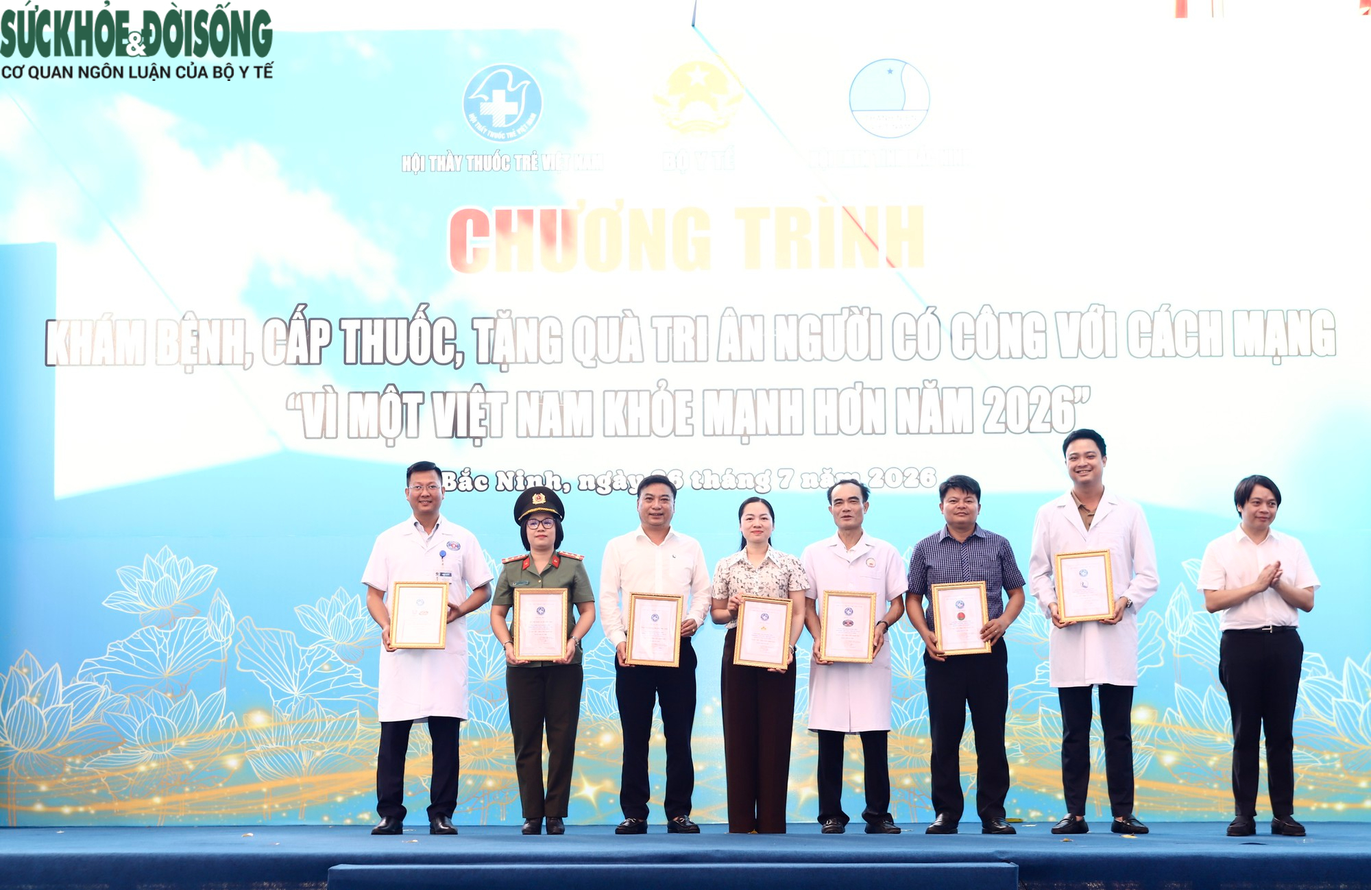 base64-17850432426111632999799 Những hình ảnh ý nghĩa trong chương trình tri ân người có công ở Bắc Ninh- Ảnh 8.