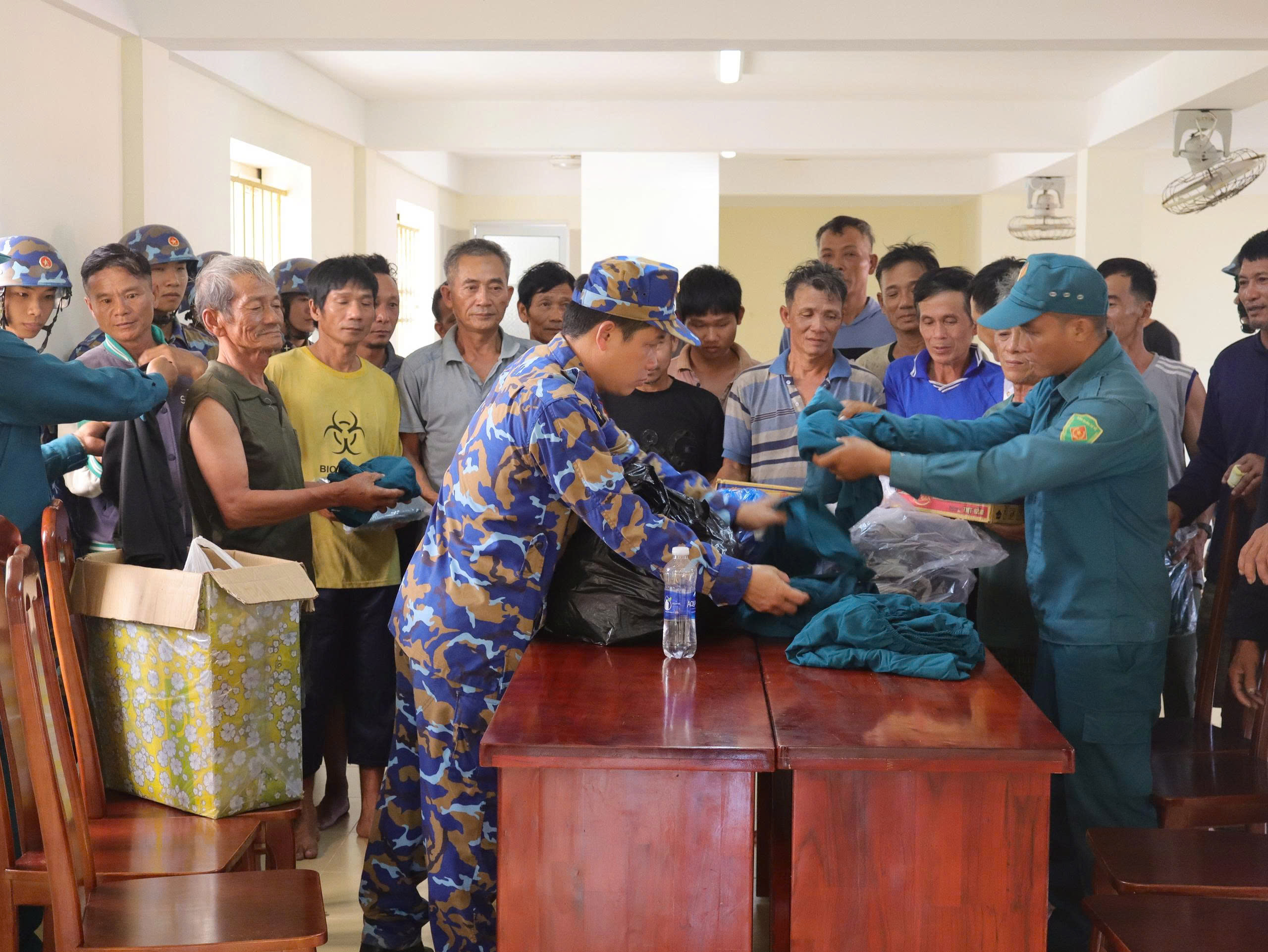 cuu-c-1784972146578444392606 Sức khỏe, tinh thần 33 ngư dân được cứu trong vụ chìm tàu cá Quảng Ngãi hiện ra sao?- Ảnh 4.