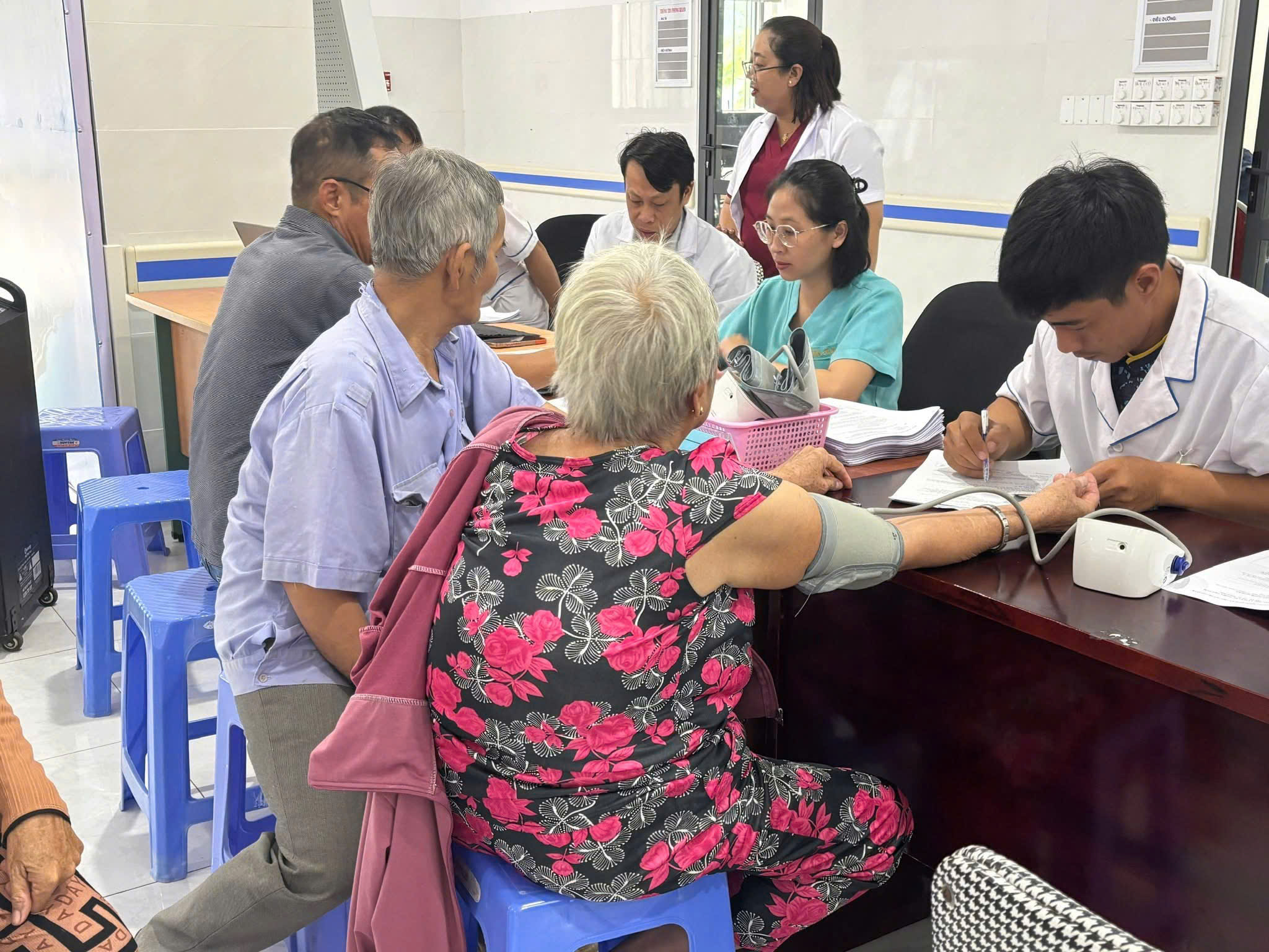 Khám sức khỏe miễn phí tại Đặc khu Côn Đảo Người dân tại Đặc khu Côn Đảo khám sức khỏe miễn phí.