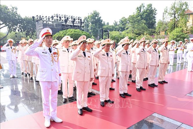 Lãnh đạo Đảng, Nhà nước tưởng niệm các Anh hùng liệt sĩ và viếng Chủ tịch Hồ Chí Minh- Ảnh 6.