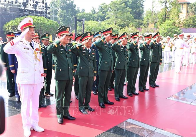 Lãnh đạo Đảng, Nhà nước tưởng niệm các Anh hùng liệt sĩ và viếng Chủ tịch Hồ Chí Minh- Ảnh 7.