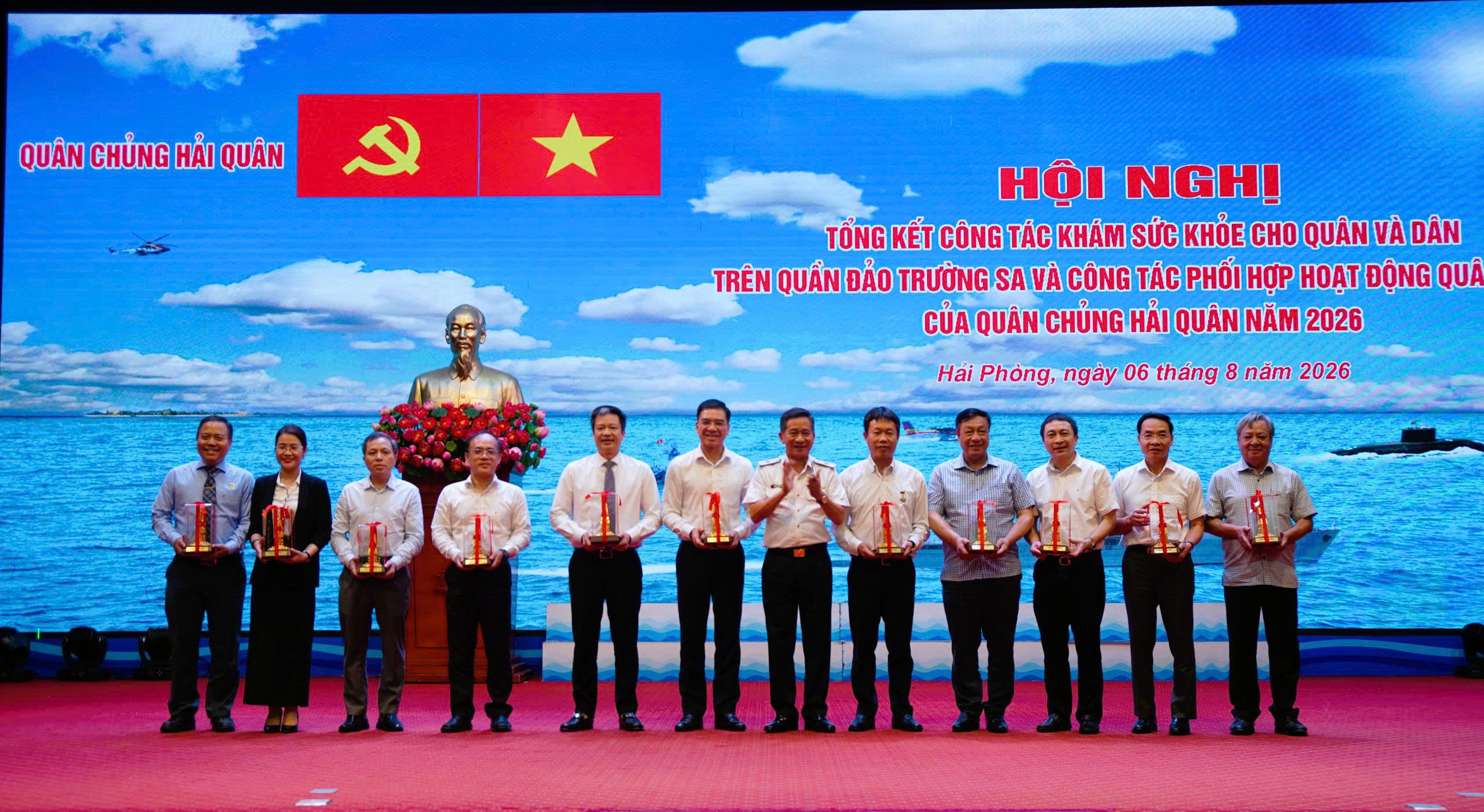 1-17860006751621539353587 Nhiều cán bộ y tế được khen thưởng sau khám sức khỏe Trường Sa năm 2026 - Ảnh 3.