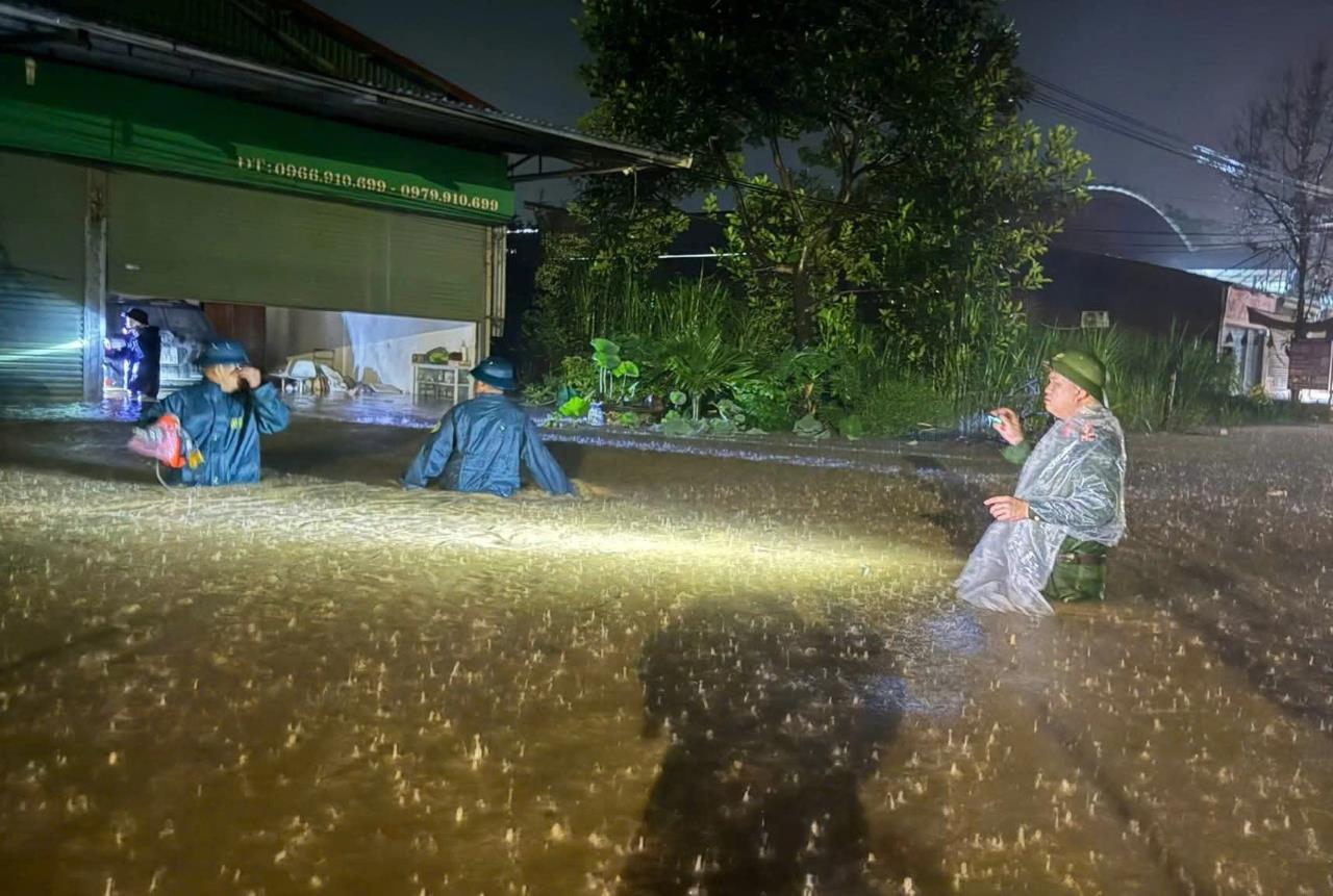 Công an Lào Cai hỗ trợ người dân Công an Lào Cai hỗ trợ người dân