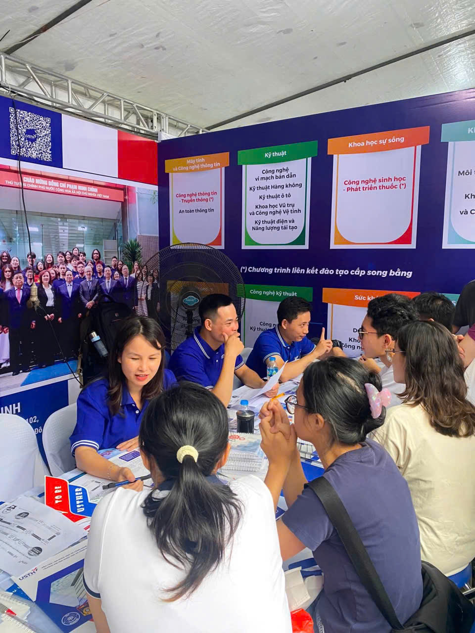 Thí sinh tìm hiểu thông tin đăng ký xét tuyển. Quy trình lọc ảo xét tuyển đại học năm 2026