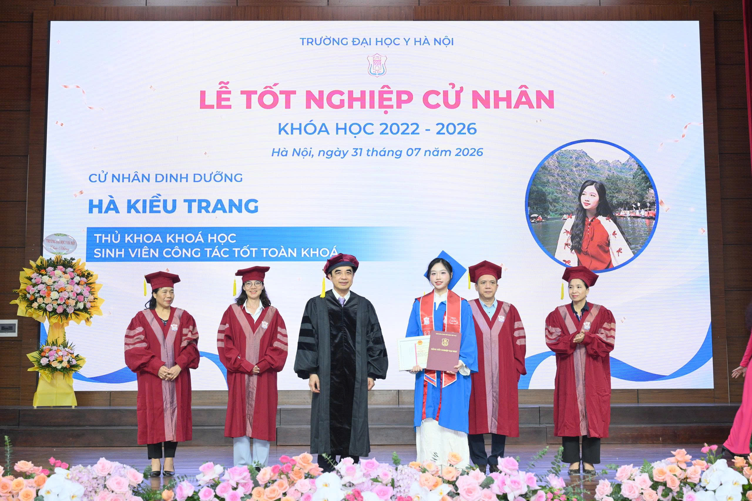 Hà Kiều Trang nhận bằng tốt nghiệp Hà Kiều Trang nhận bằng tốt nghiệp