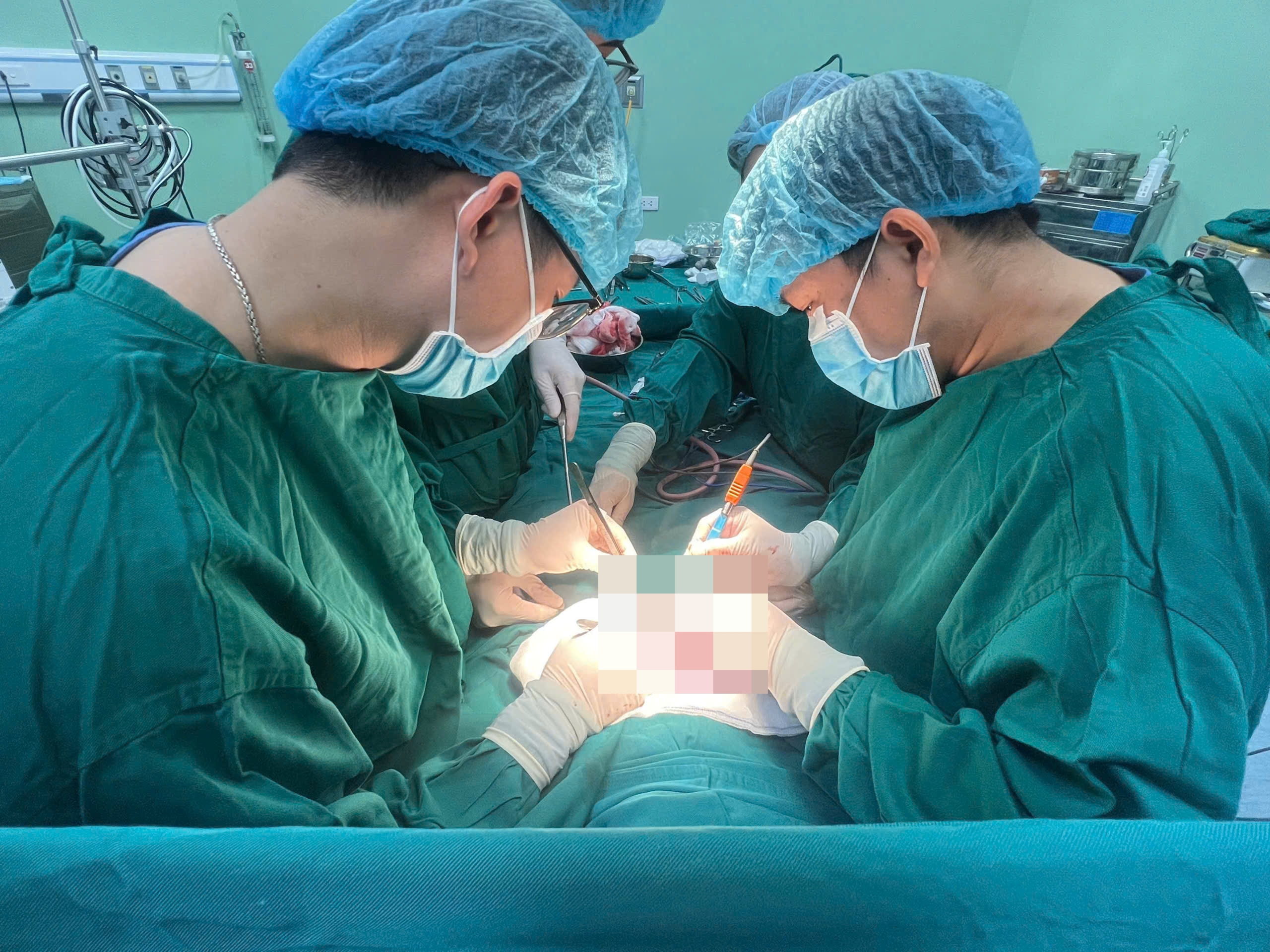 Bóc tách khối u quái nặng 1/3 trọng lượng cơ thể cho bé 4 tháng tuổi - Ảnh 1. Bóc tách khối u quái nặng 1/3 trọng lượng cơ thể cho bé 4 tháng tuổi - Ảnh 1.