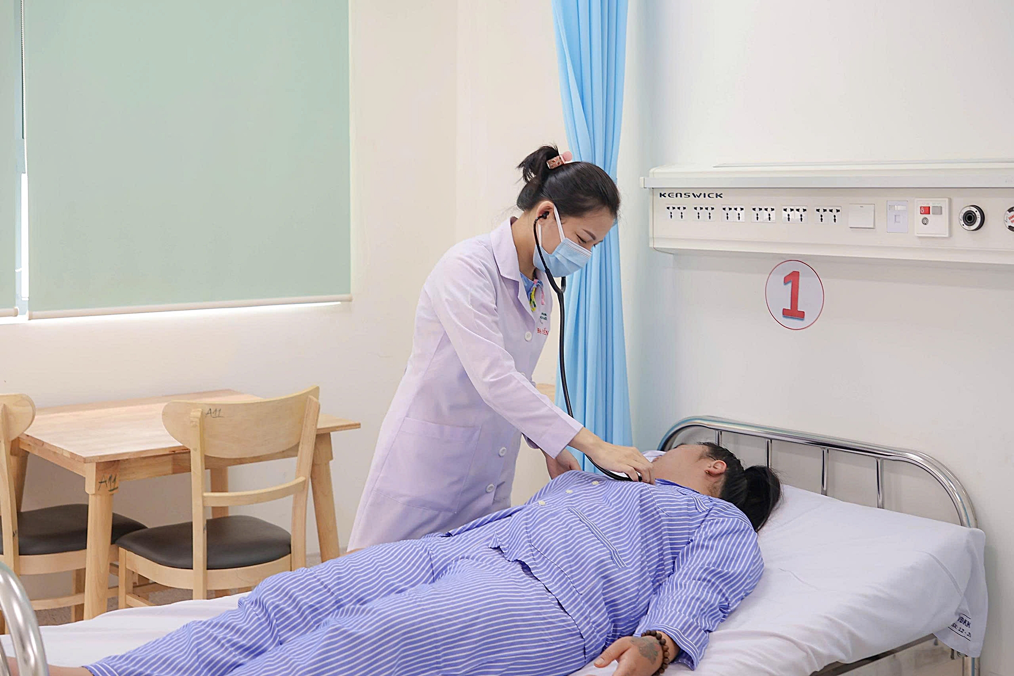 Cảnh Giác Với Triệu Chứng Đau Ngực Ở Người Trẻ: Khi Nào Cần Khám Bệnh Nhanh