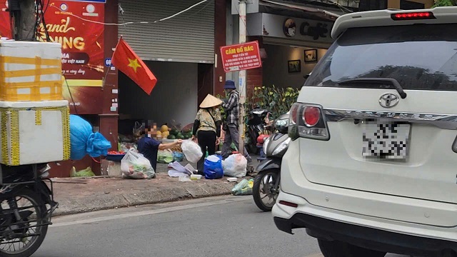 Hà Nội: Bất chấp biển cấm, vỉa hè phố Hoàng Hoa Thám thành bãi rác- Ảnh 9.