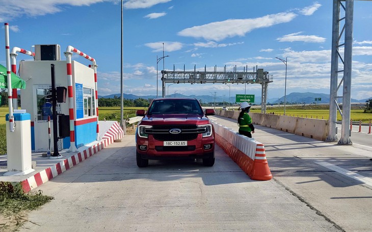 Cảnh Báo An Toàn: Tại Sao Tài Xế Không Nên Ngủ Trên Cao Tốc?- Ảnh 1.