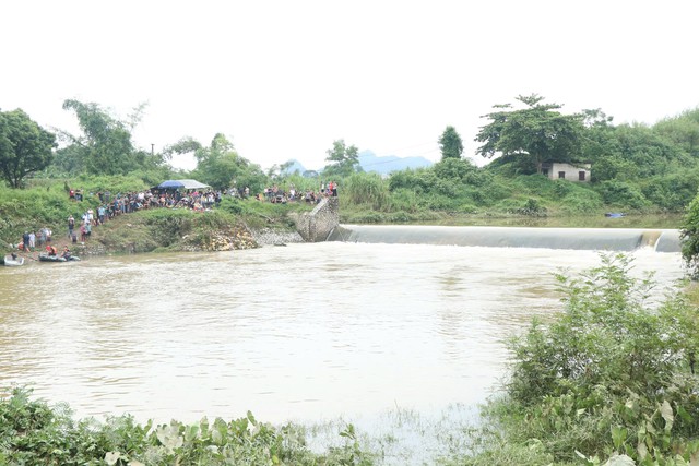 Cuộc truy tìm ba người mất tích sau lật thuyền ở đập tràn Tân Thái