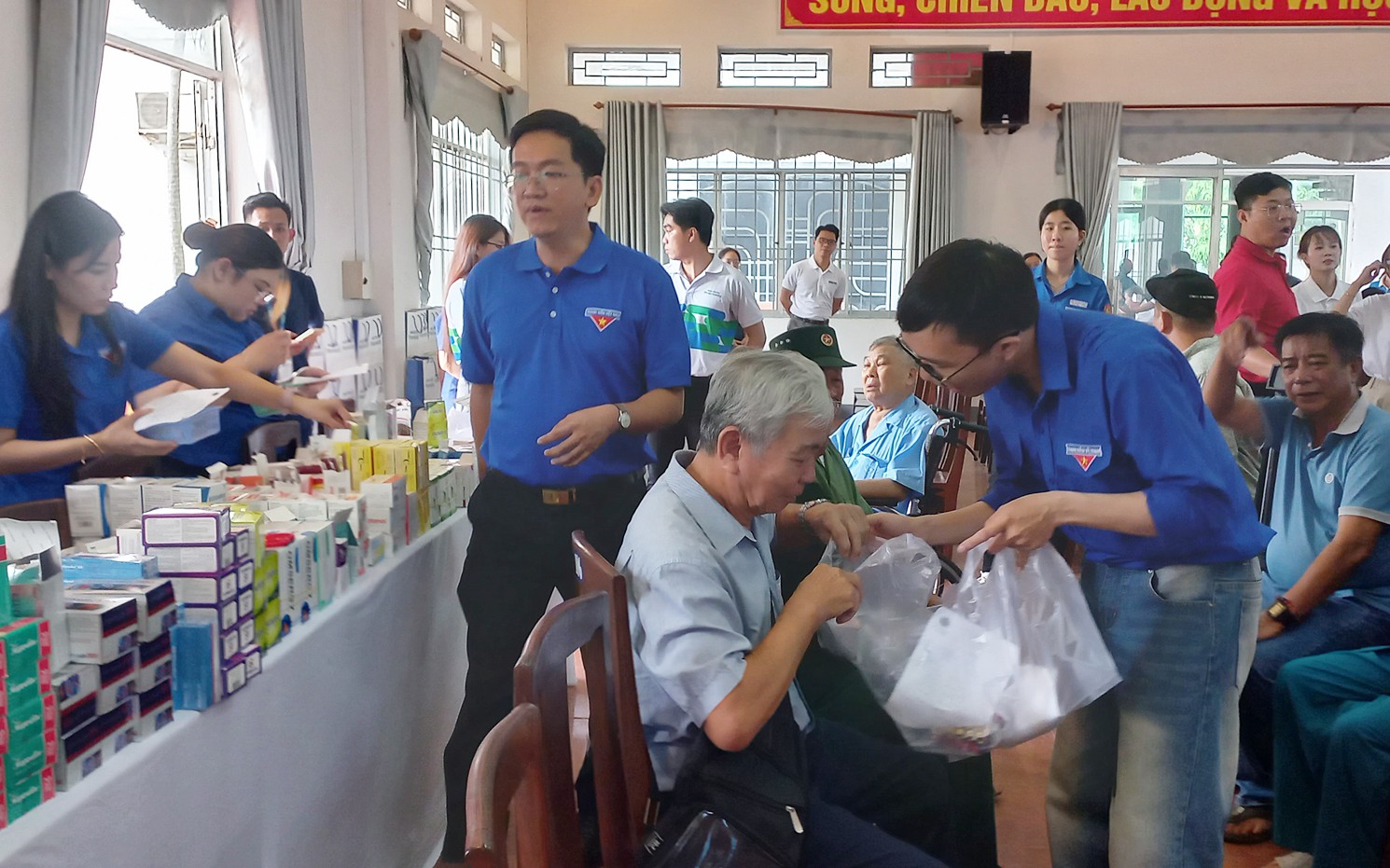 Nâng cao Chất lượng Chăm sóc Y tế cho Đồng bào Dân tộc Thiểu số: Chính sách Bảo hiểm Y tế Liên quan