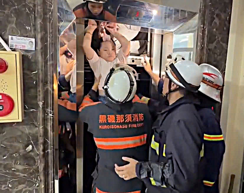 Sự Cố Thang Máy Tại Hà Nội: 13 Người Bị Kẹt, Bao Gồm 8 Trẻ Em