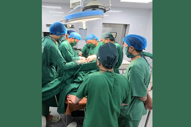 3-17857325977111788117629 Vỡ gan, mất 2,5 lít máu sau tai nạn, người bệnh thoát cửa tử nhờ phối hợp liên viện - Ảnh 2.