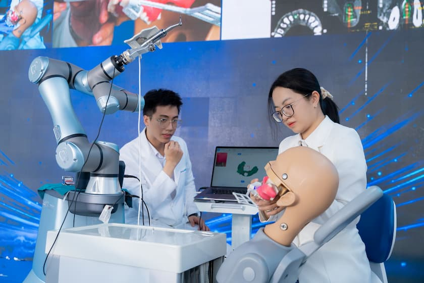 Nha Khoa Nhân Tâm: Đầu Tư Công Nghệ Robot Cấy Ghép Implant Mới Nhất