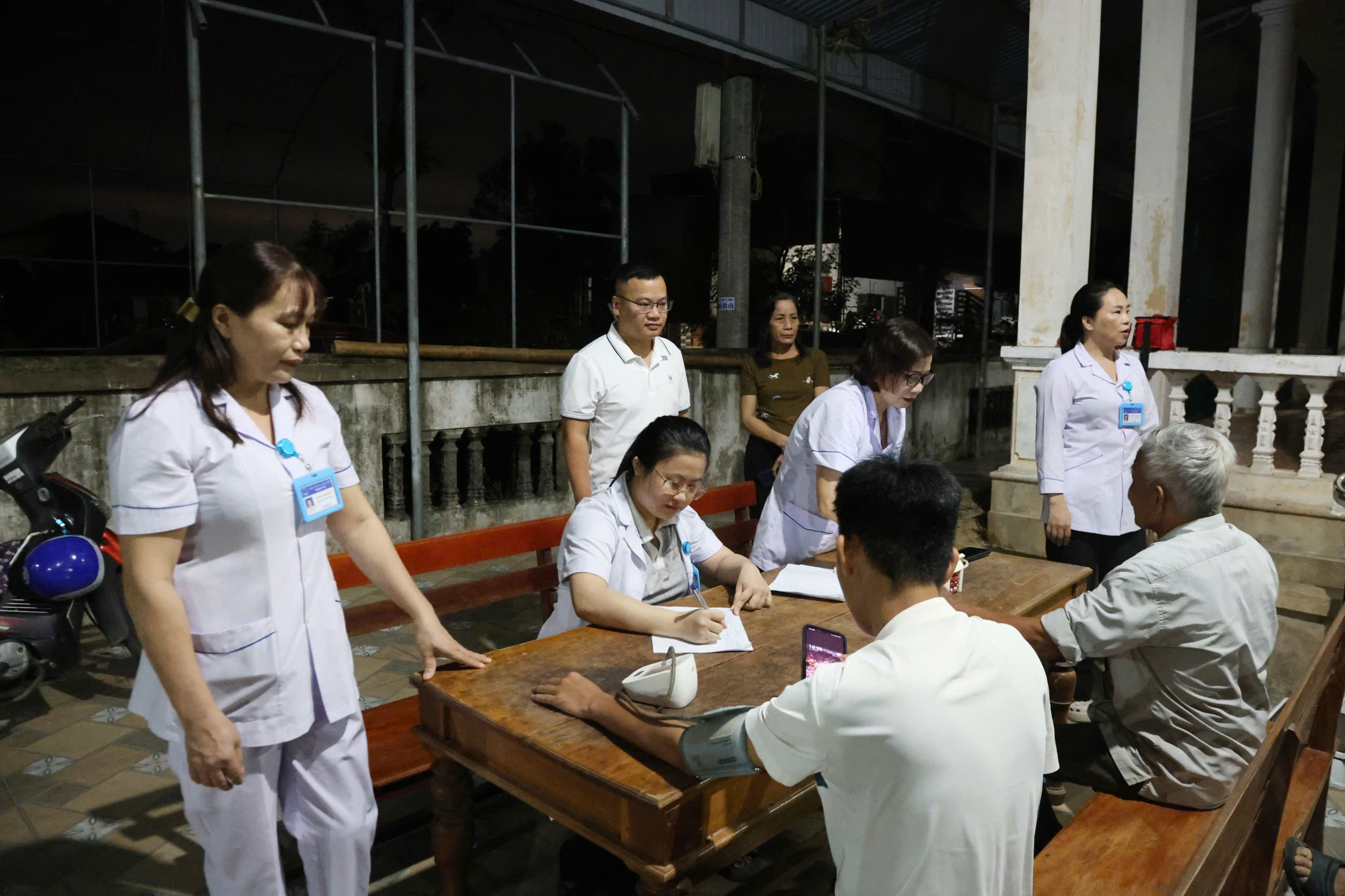 Hà Tĩnh đưa khám sức khỏe miễn phí đến tận nhà dân- Ảnh 1.