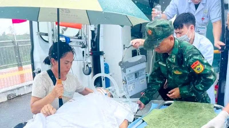 3-1787534025185902907729 Liên tiếp mở "luồng xanh" đưa bệnh nhân qua biên giới cấp cứu- Ảnh 2.