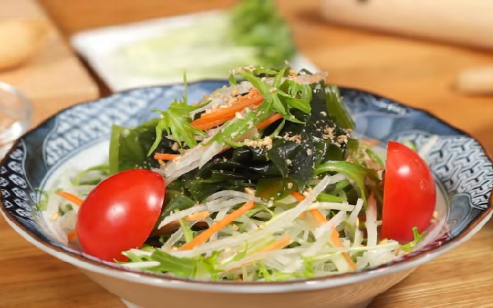 3-cach-lam-salad-rong-bien-tuoi-vua-ngon-lai-con-giup-giam-can-202012011513125631-177993948652570993000-0-30-450-750-crop-1779939551305927362342 5 lợi ích của rong biển đối với phụ nữ - Ảnh 2.