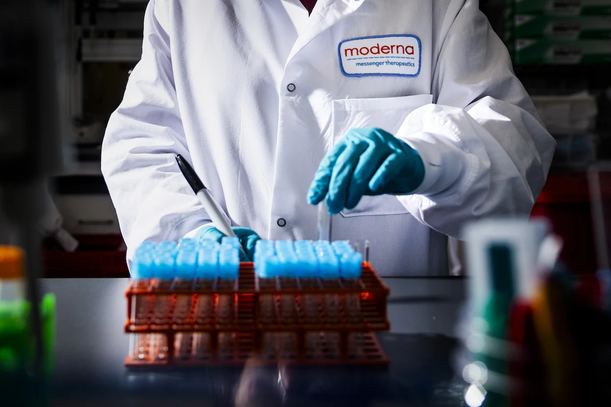 Vaccine Cúm Mùa Công Nghệ mRNA Đầu Tiên Được FDA Phê Chuẩn