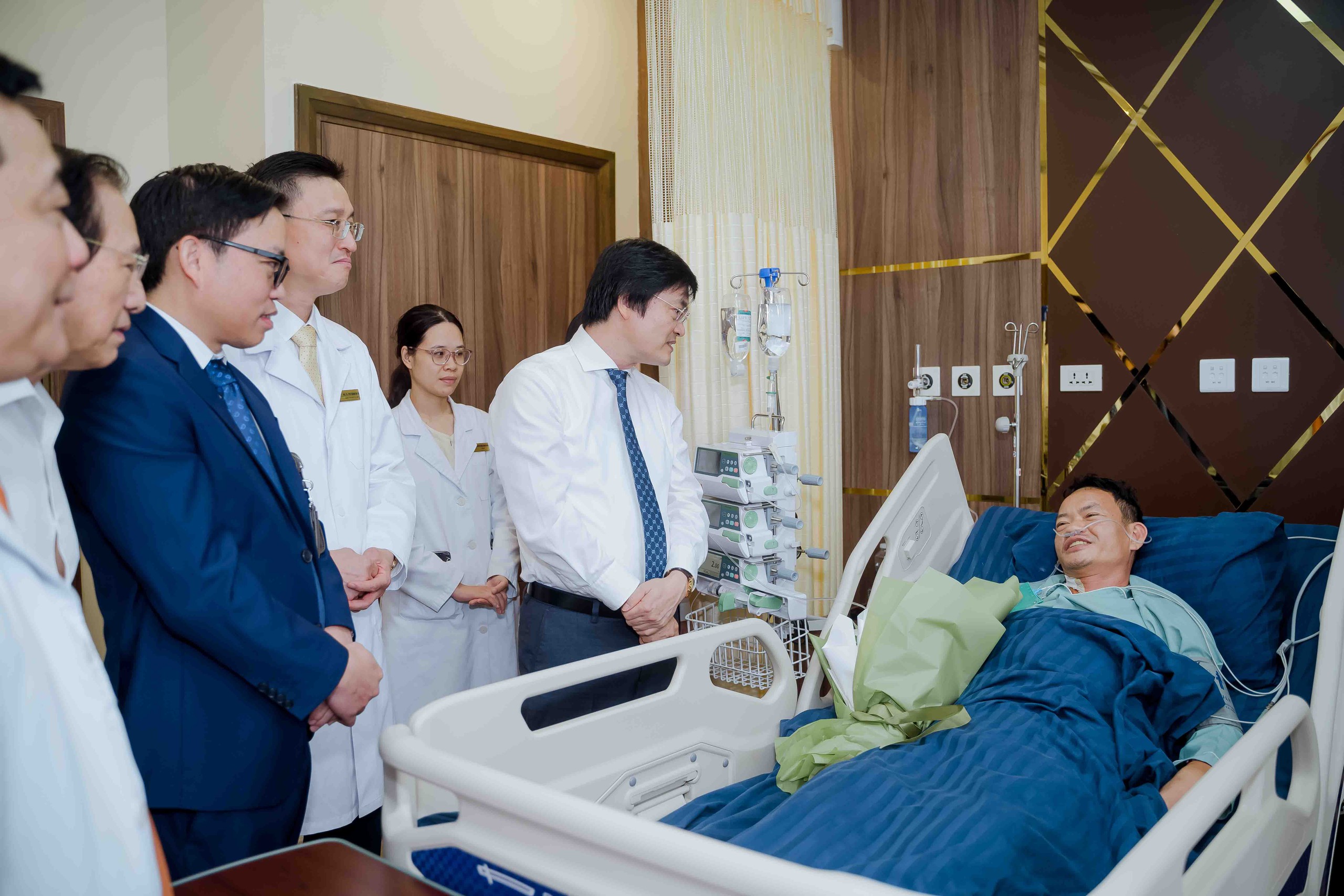 38-vin-178575281362992510630 Lần đầu tiên Việt Nam thực hiện thành công phẫu thuật robot từ xa hai chiều giữa Hà Nội và Cần Thơ - Ảnh 1.