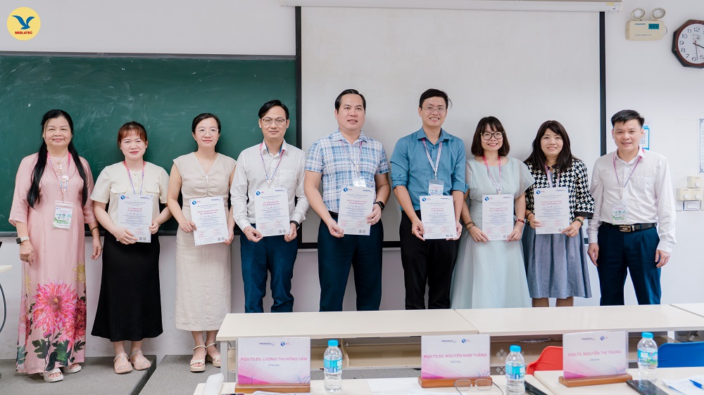Các bác sĩ nhận chứng nhận tham gia hội nghị Các bác sĩ nhận chứng nhận tham gia hội nghị