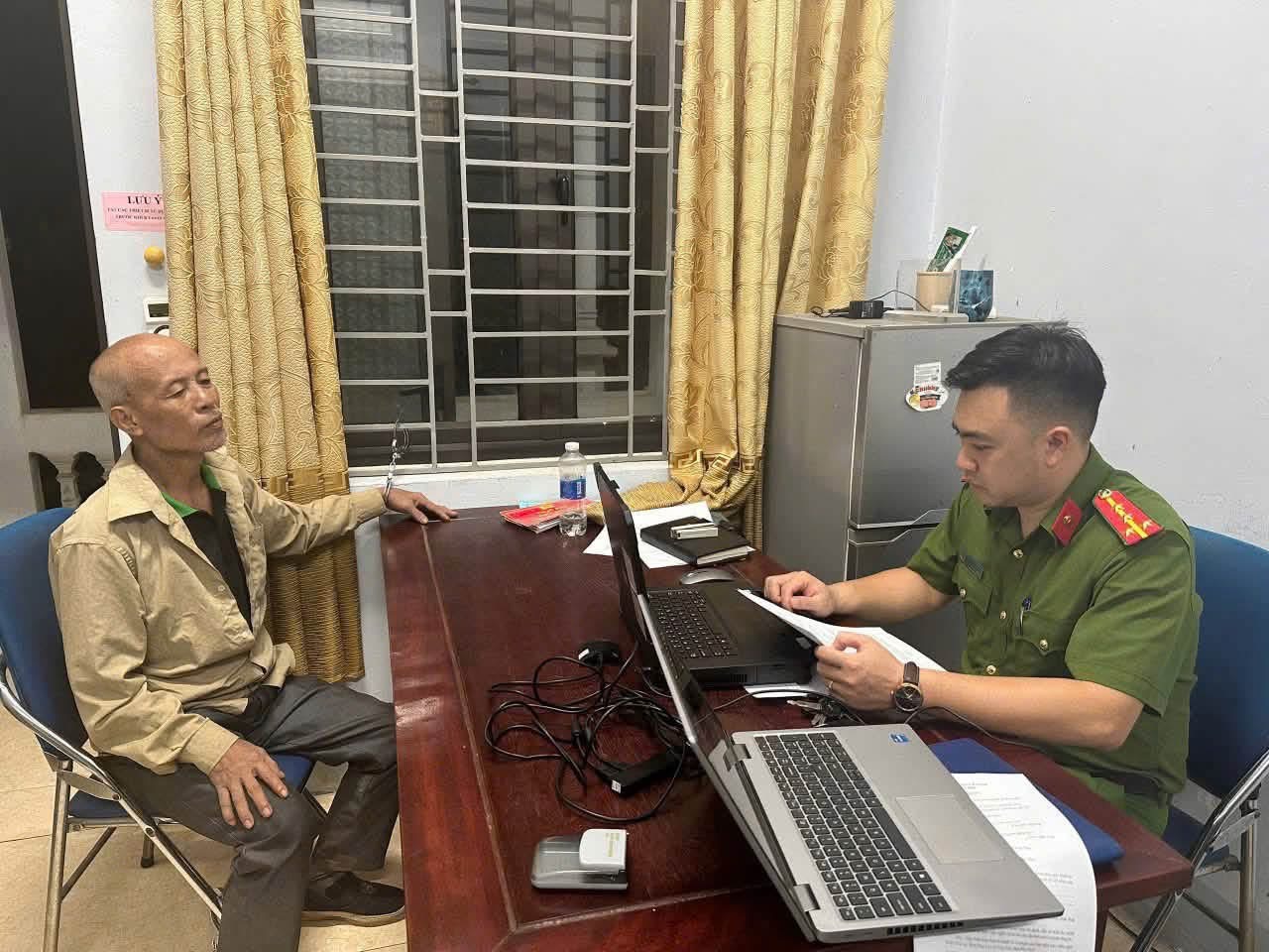 6-1788056700392827516549 Lê Văn Sáu, 61 tuổi ở Phú Thọ, cầm dao ném đá chống đối công an- Ảnh 1.