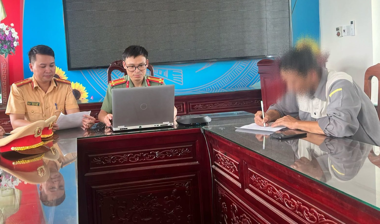 Lên mạng Facebook 'báo chốt' CSGT, nam thanh niên bị phạt 7,5 triệu đồng - Ảnh 1.