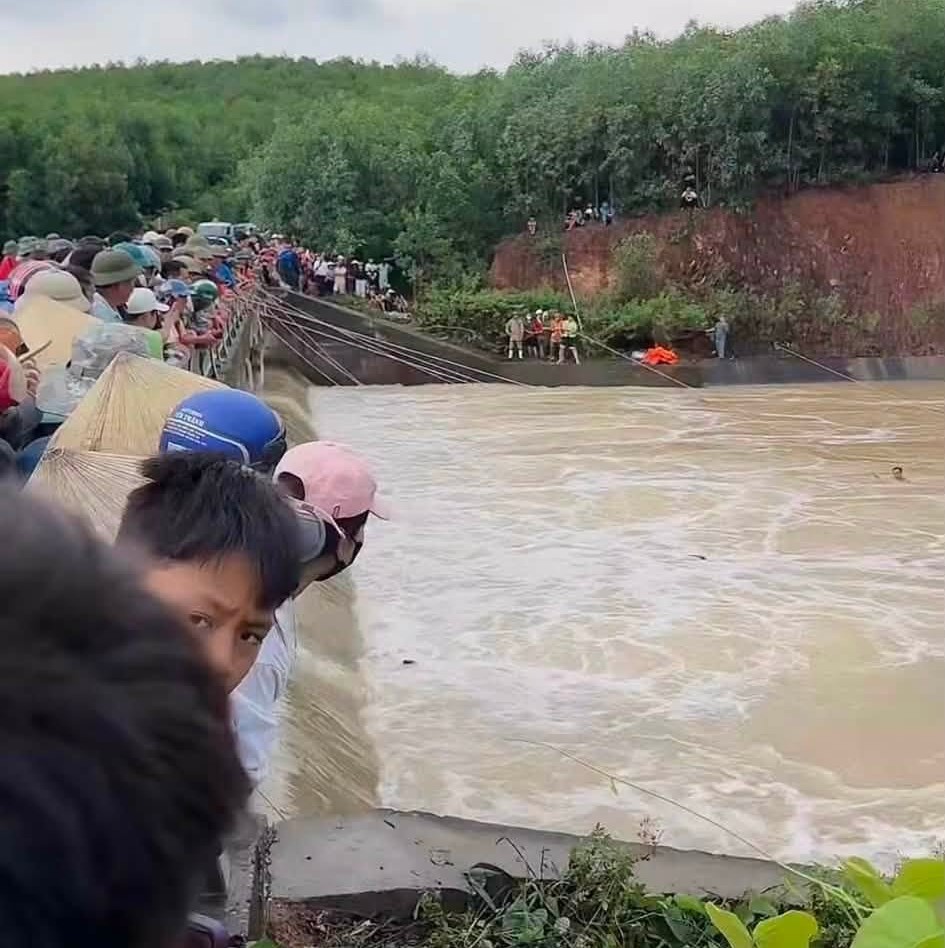 Thi thể tìm thấy sau vụ rơi xuống suối khi đi bắt cá ở Giai Lạc