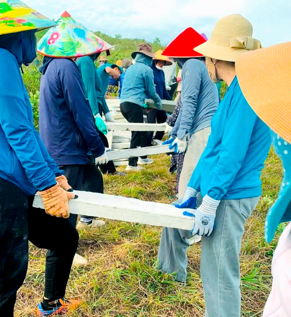 Hơn 1.000 Người Cùng Chung Sức Tái Tạo Dòng Chữ ‘BÁC HỒ SỐNG MÃI’ Trên Núi Nhón