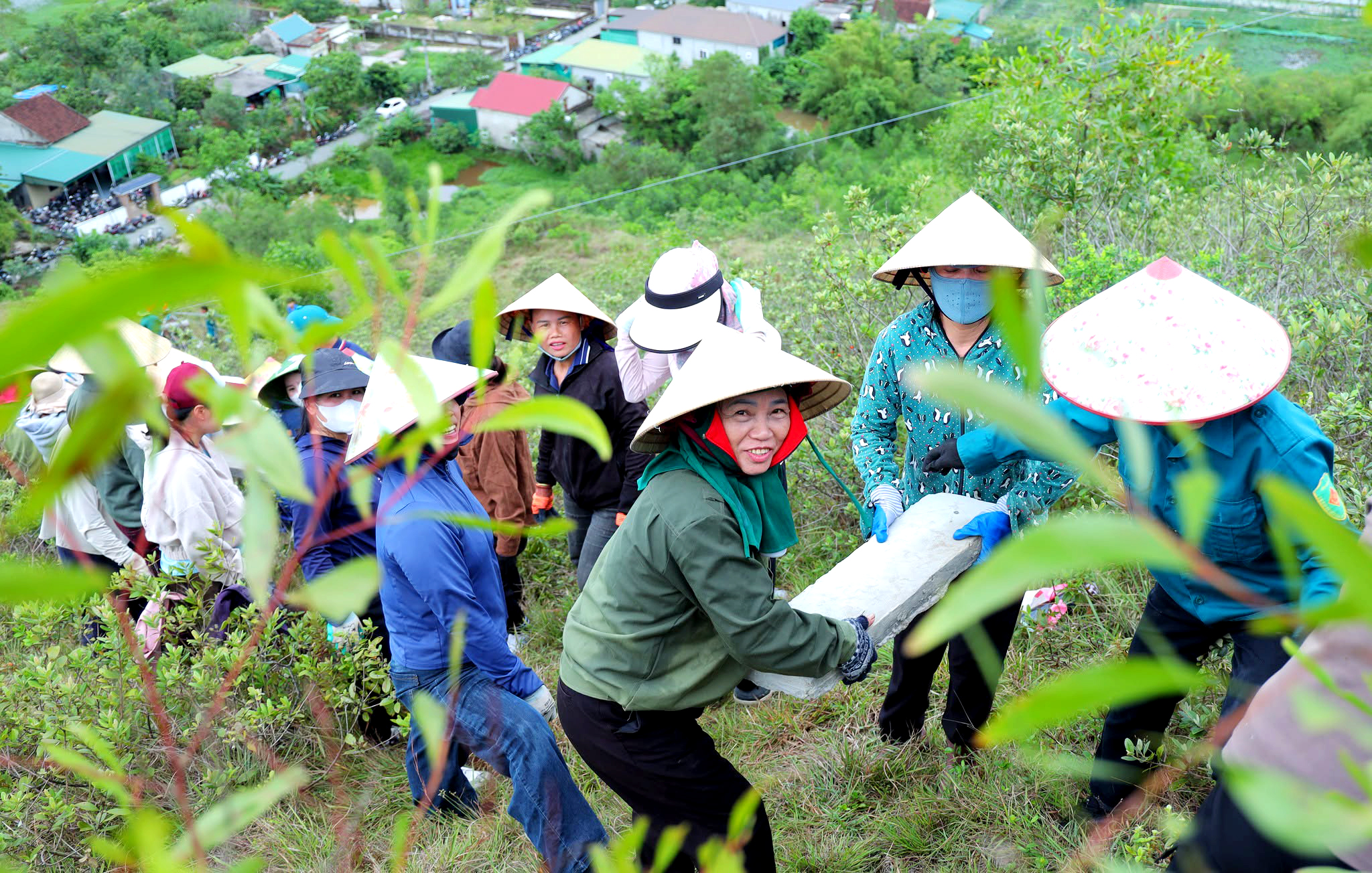 a4-17863269894461062805433 Hơn 1.000 người chung sức tái tạo dòng chữ 'BÁC HỒ SỐNG MÃI' trên núi Nhón - Ảnh 2.