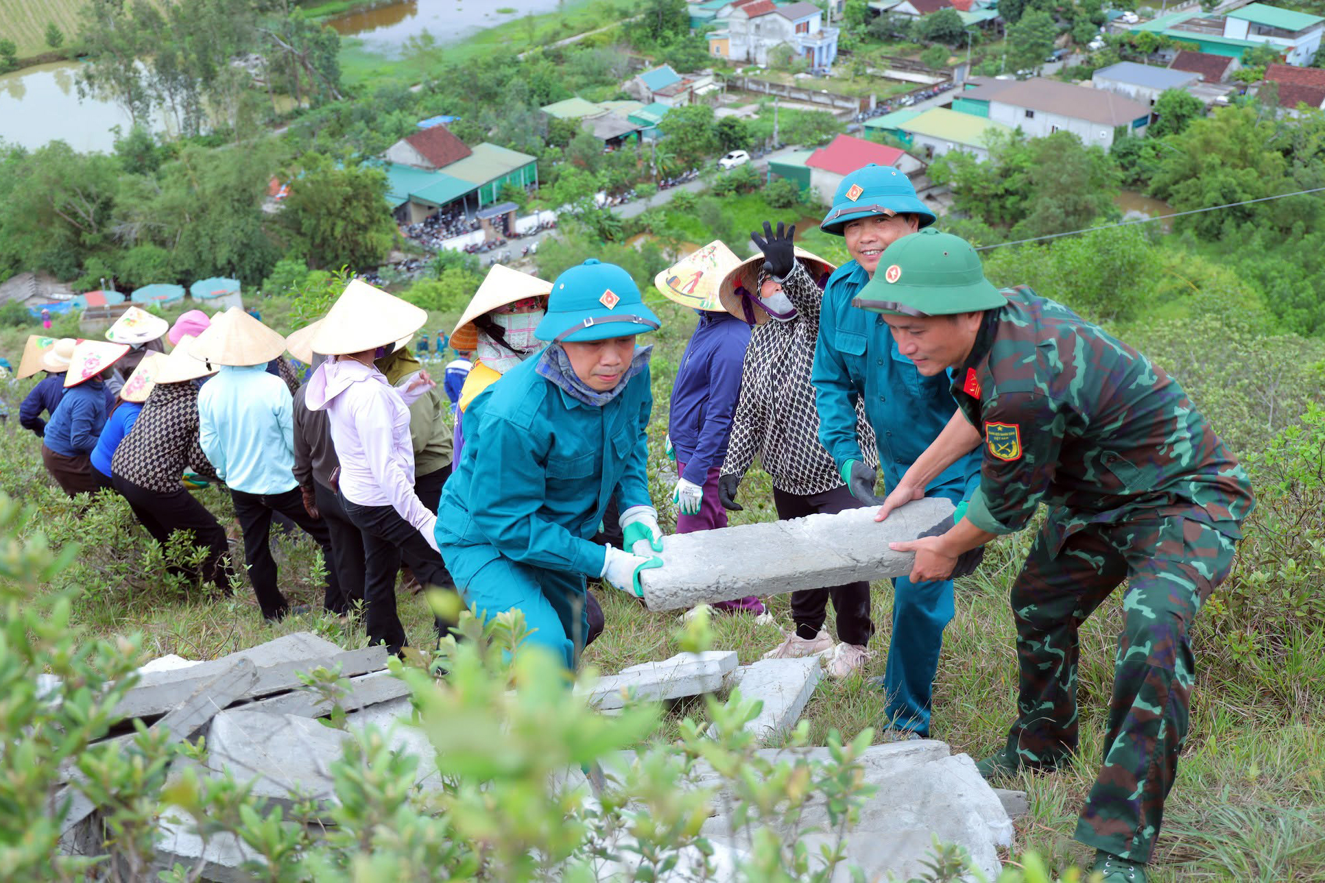a6-1786326989483310030260 Hơn 1.000 người chung sức tái tạo dòng chữ 'BÁC HỒ SỐNG MÃI' trên núi Nhón - Ảnh 3.