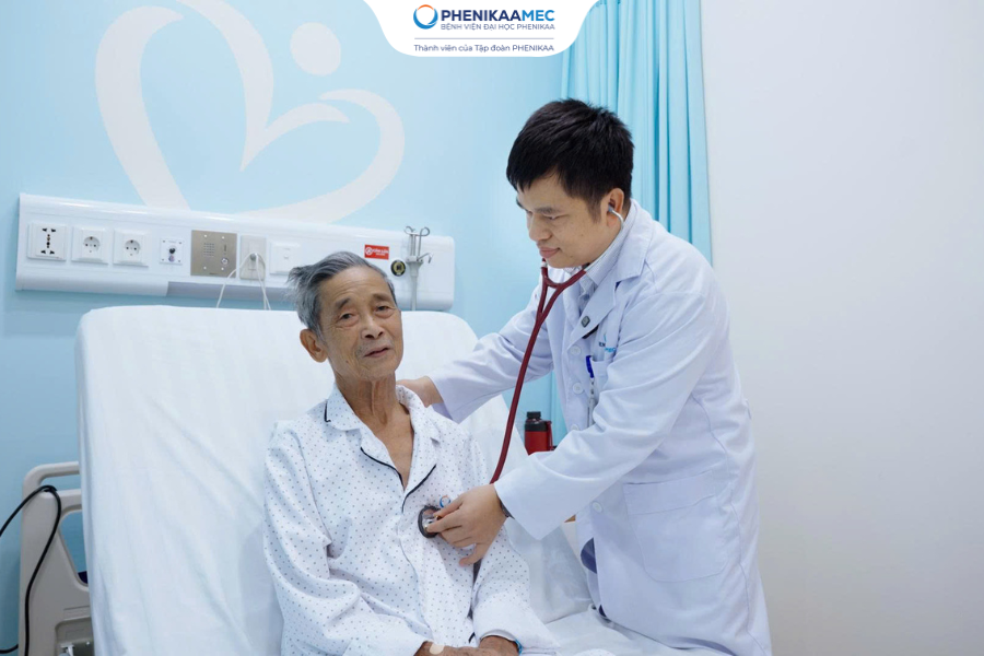 Khó thở kéo dài ở người cao tuổi: Dấu hiệu cảnh báo hẹp động mạch vành nguy hiểm - Ảnh 1.