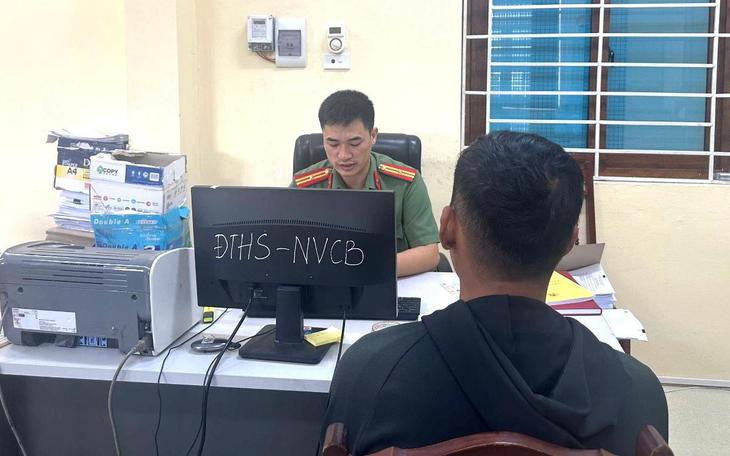 Mánh Khóe Giả Mạo Giấy Phép Lái Xe: Những Vụ Lừa Đảo Bất Ngờ - Ảnh 2.