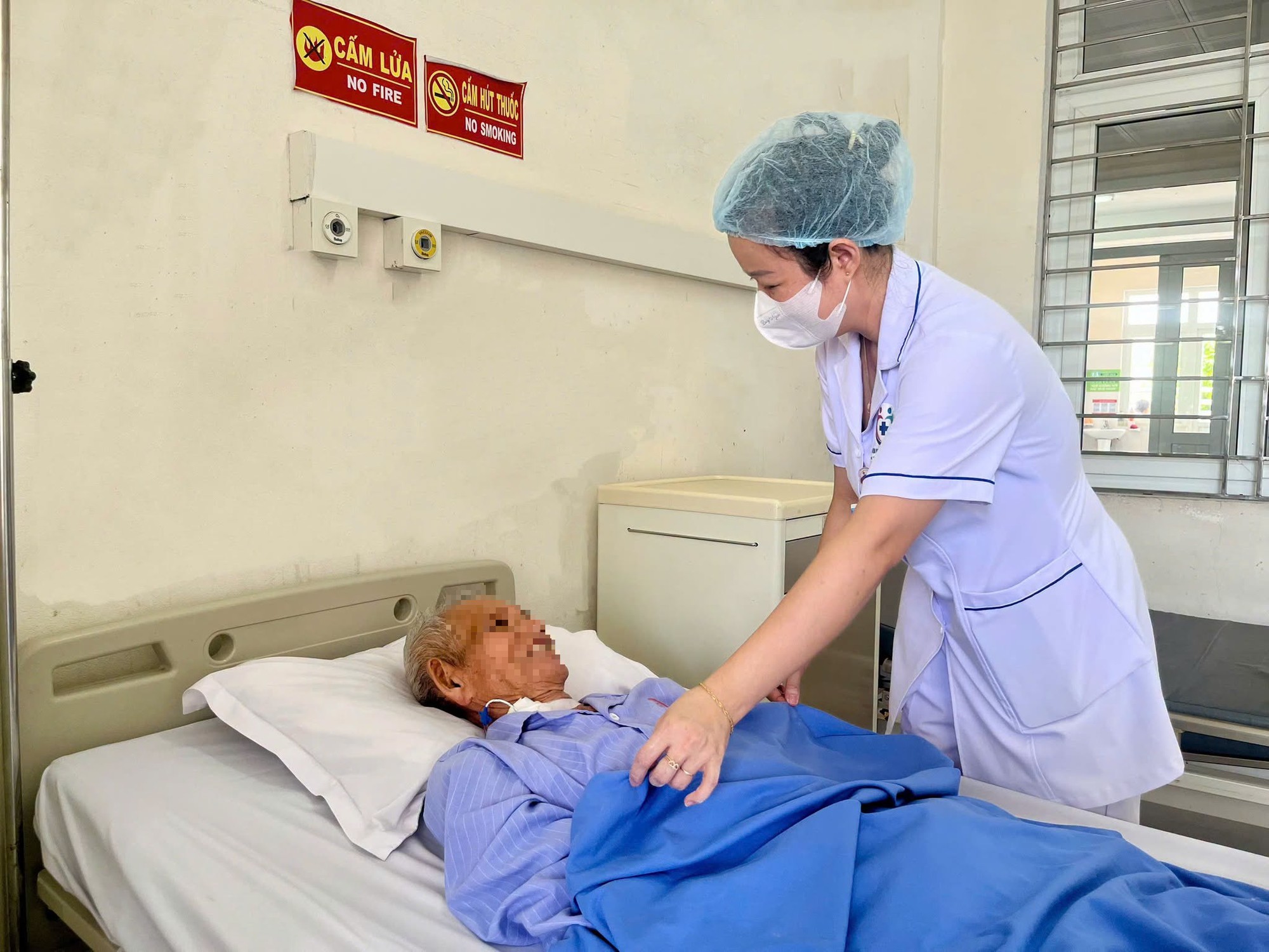 Giải Quyết Tình Trạng Tắc Ruột Ở Người Cao Tuổi: Câu Chuyện Về Cụ Ông 90 Tuổi