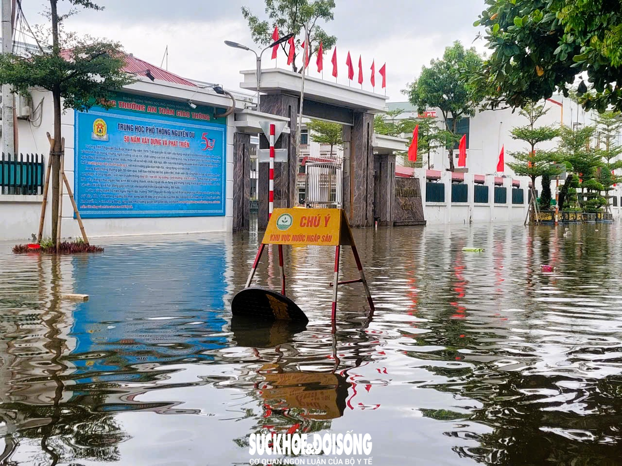 Mưa ngớt nhưng nhiều nơi ở Hải Phòng vẫn ngập cục bộ- Ảnh 3.