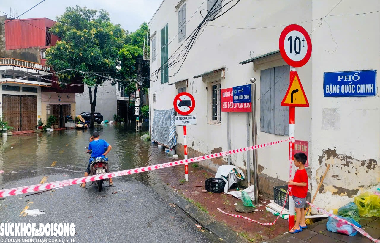Mưa ngớt nhưng nhiều nơi ở Hải Phòng vẫn ngập cục bộ- Ảnh 4.
