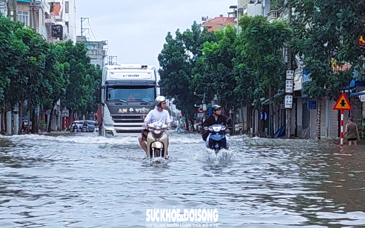 Mưa ngớt nhưng nhiều nơi ở Hải Phòng vẫn ngập cục bộ- Ảnh 5.