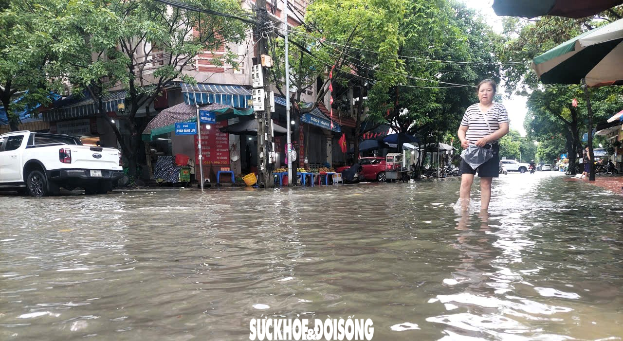 Mưa ngớt nhưng nhiều nơi ở Hải Phòng vẫn ngập cục bộ- Ảnh 7.