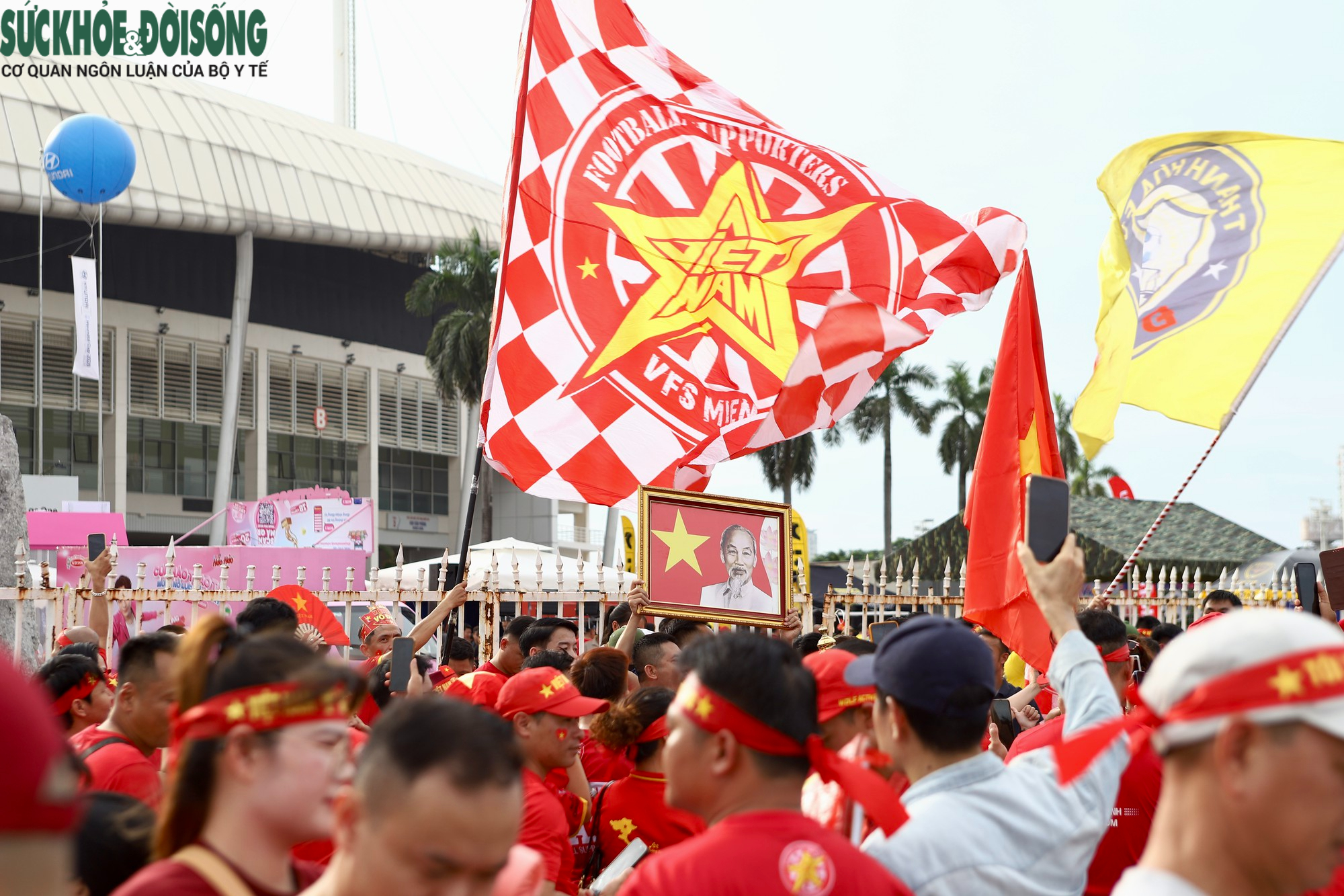 Sắc đỏ phủ kín Mỹ Đình: không khí, vé và trải nghiệm trước trận Việt Nam – Thái Lan