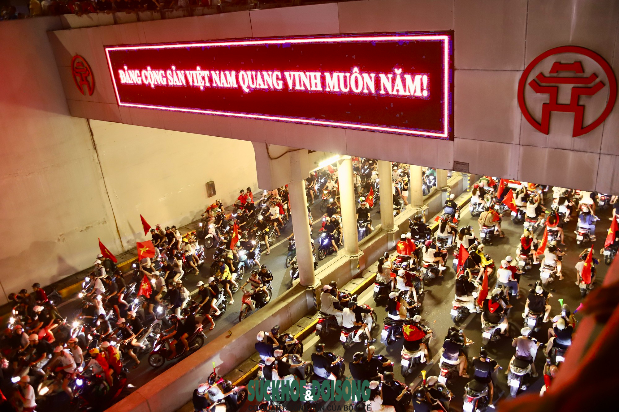 base64-1787765940350673131726 Những khoảnh khắc đẹp trong đêm người dân Hà Nội 'đi bão' mừng đội tuyển bóng đá Việt Nam vô địch- Ảnh 3.