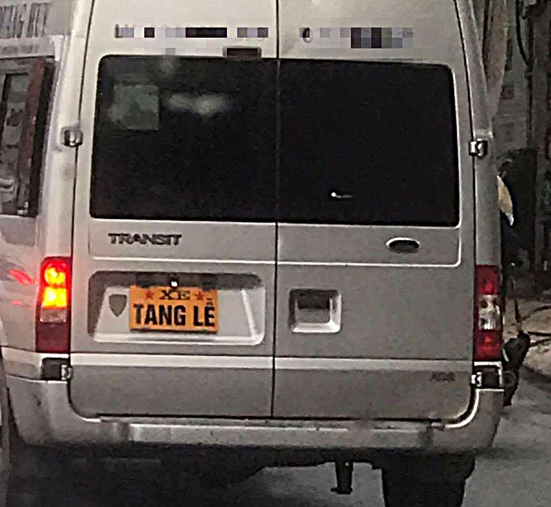 Cảnh Sát Giao Thông Xử Phạt Tài Xế Dùng Biển ‘Xe Tang Lễ’ Che Biển Số