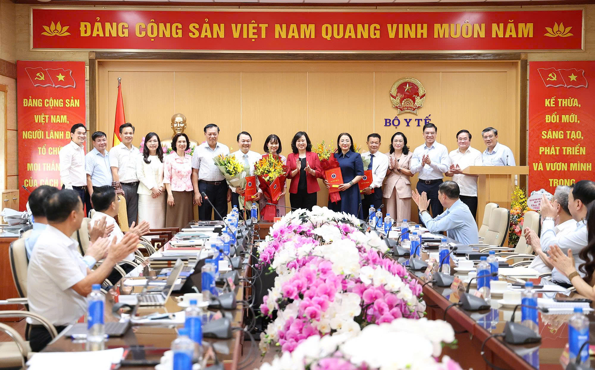 Bộ trưởng Đào Hồng Lan trao quyết định tiếp nhận, điều động, bổ nhiệm lãnh đạo Cục An toàn thực phẩm, Quỹ Phòng bệnh- Ảnh 5.