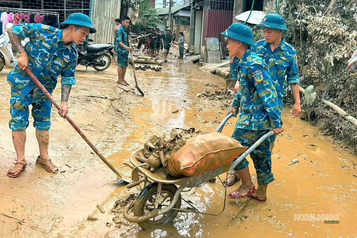 bo-doi-ra-da-loi-bun-giup-dan-1-17879705343161688174980 Vệ sinh khu vực sau bão số 4