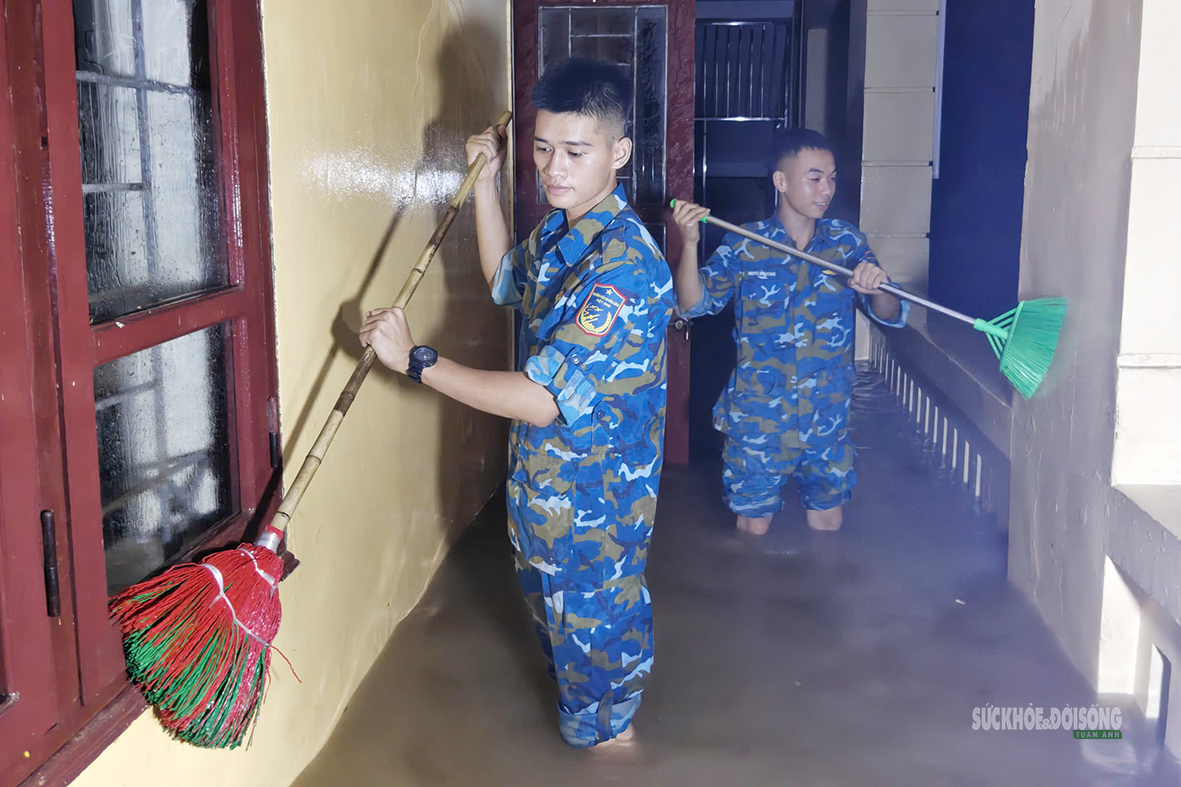 bo-doi-ra-da-loi-bun-giup-dan-4-1787970576681140952348 Bộ đội vệ sinh trường học sau bão số 4