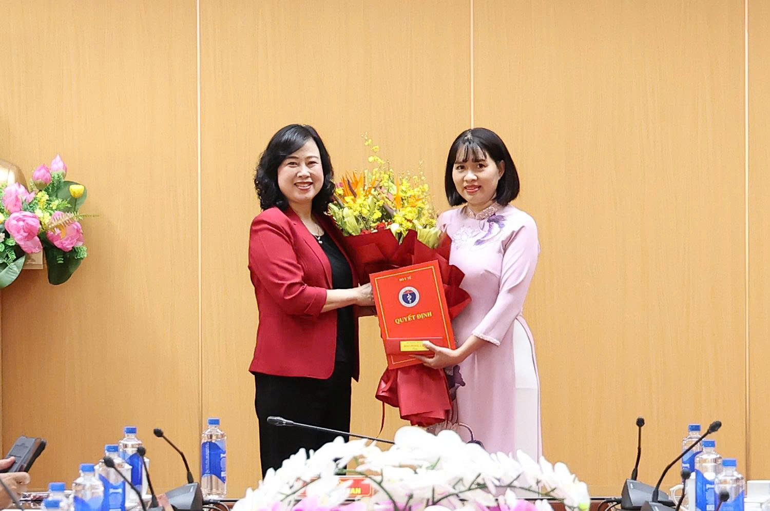 Bộ trưởng Đào Hồng Lan trao quyết định tiếp nhận, điều động, bổ nhiệm lãnh đạo Cục An toàn thực phẩm, Quỹ Phòng bệnh- Ảnh 1.