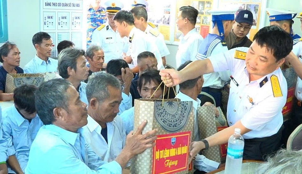 ca-1-1785736856681484085547 Tàu Hải quân đưa 33 ngư dân trên tàu cá Quảng Ngãi gặp nạn vào bờ an toàn- Ảnh 3.