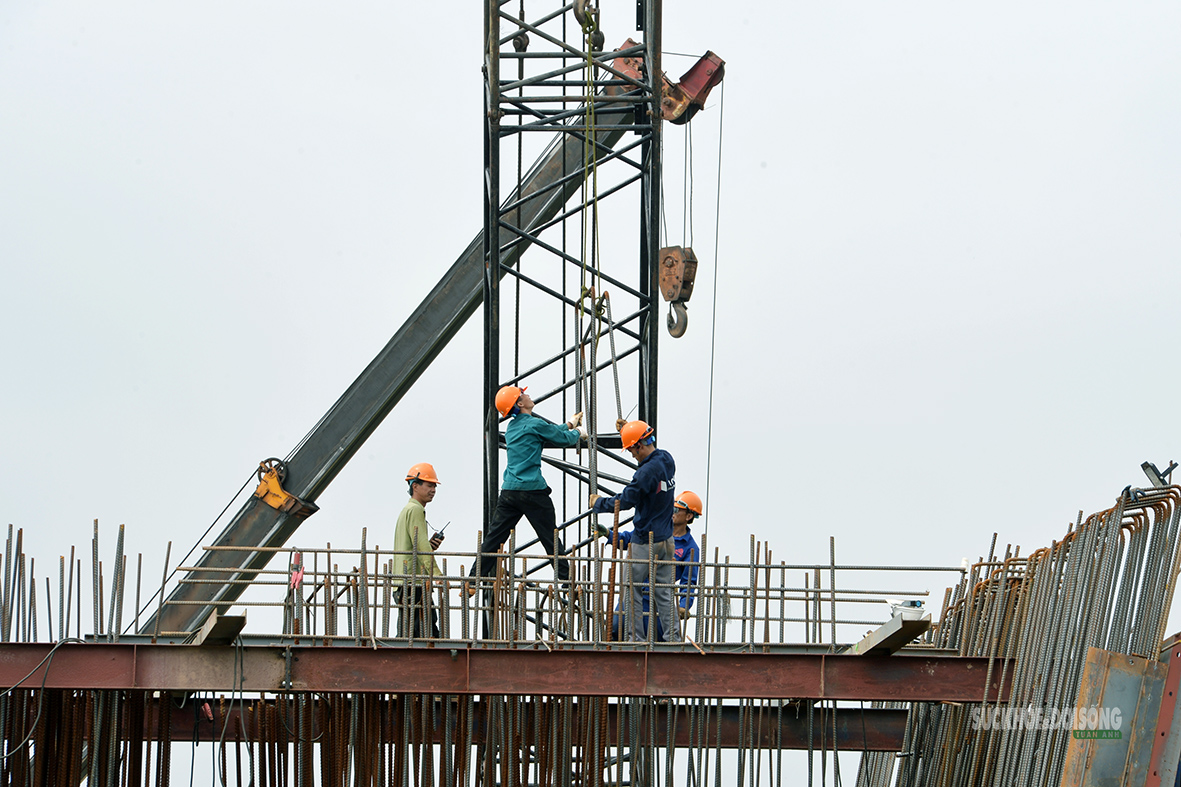 Cầu Hồng Hà bắc qua sông Hồng sau gần một năm thi công- Ảnh 4.
