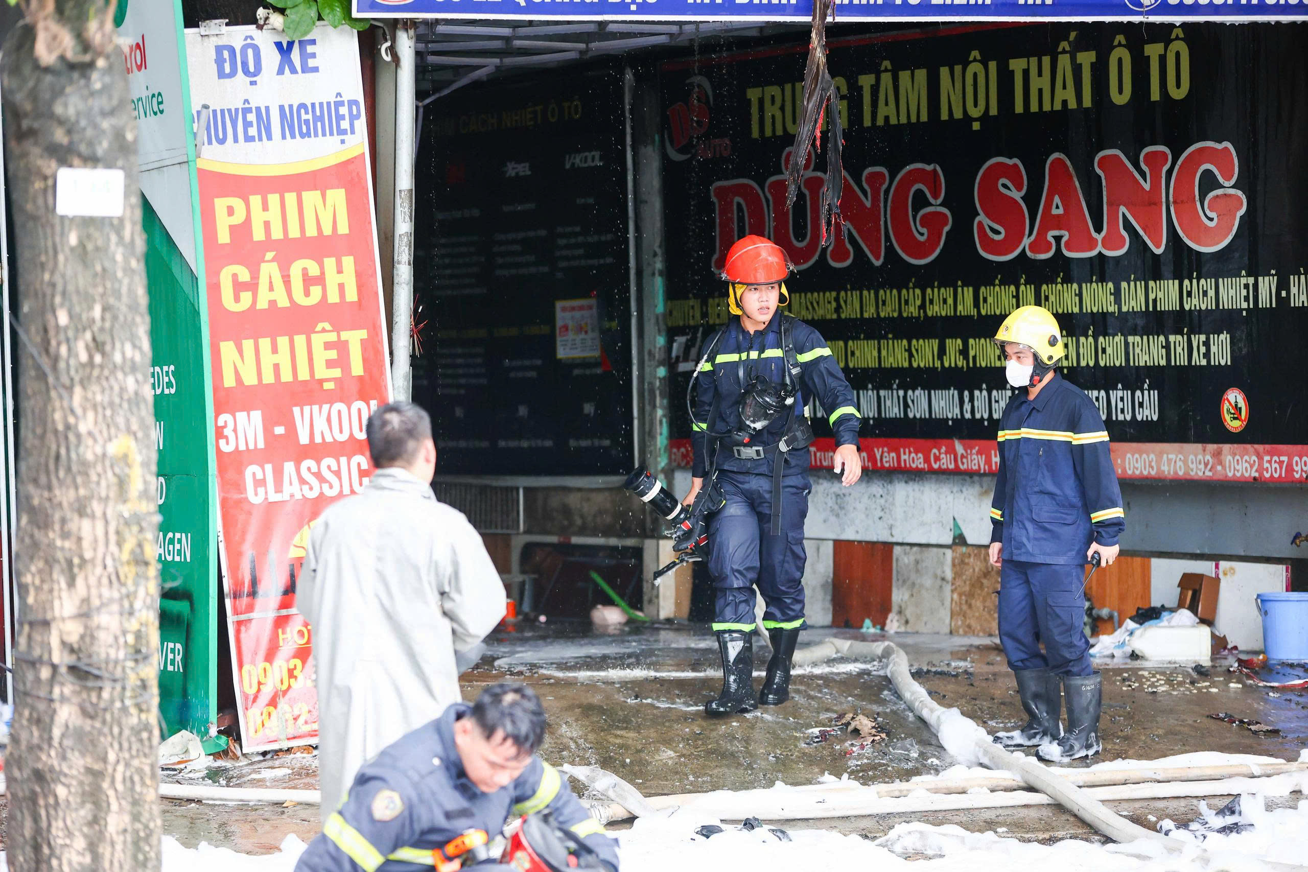chay-ha-noi2-17879960815401105090043 Cháy dữ dội dãy lán tạm, xưởng ô tô trên đường Lê Quang Đạo, Hà Nội- Ảnh 5.