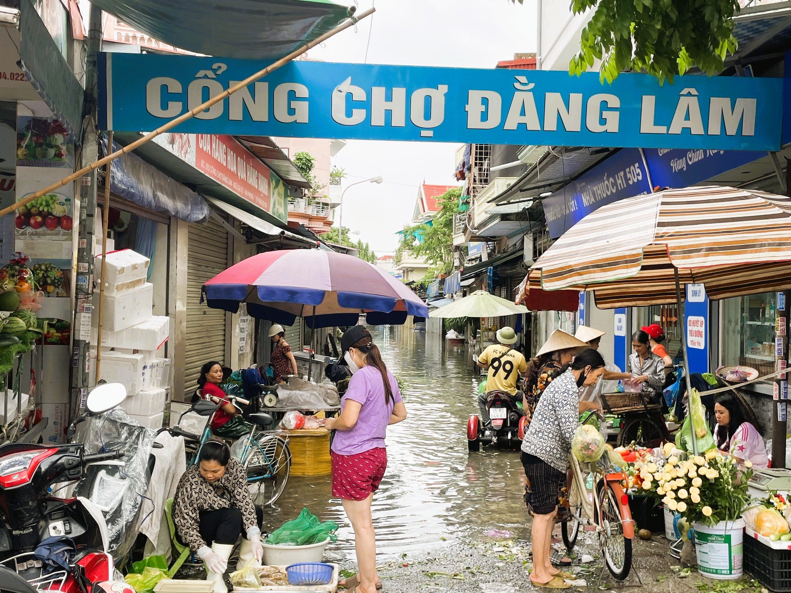 Mưa ngớt nhưng nhiều nơi ở Hải Phòng vẫn ngập cục bộ- Ảnh 8.