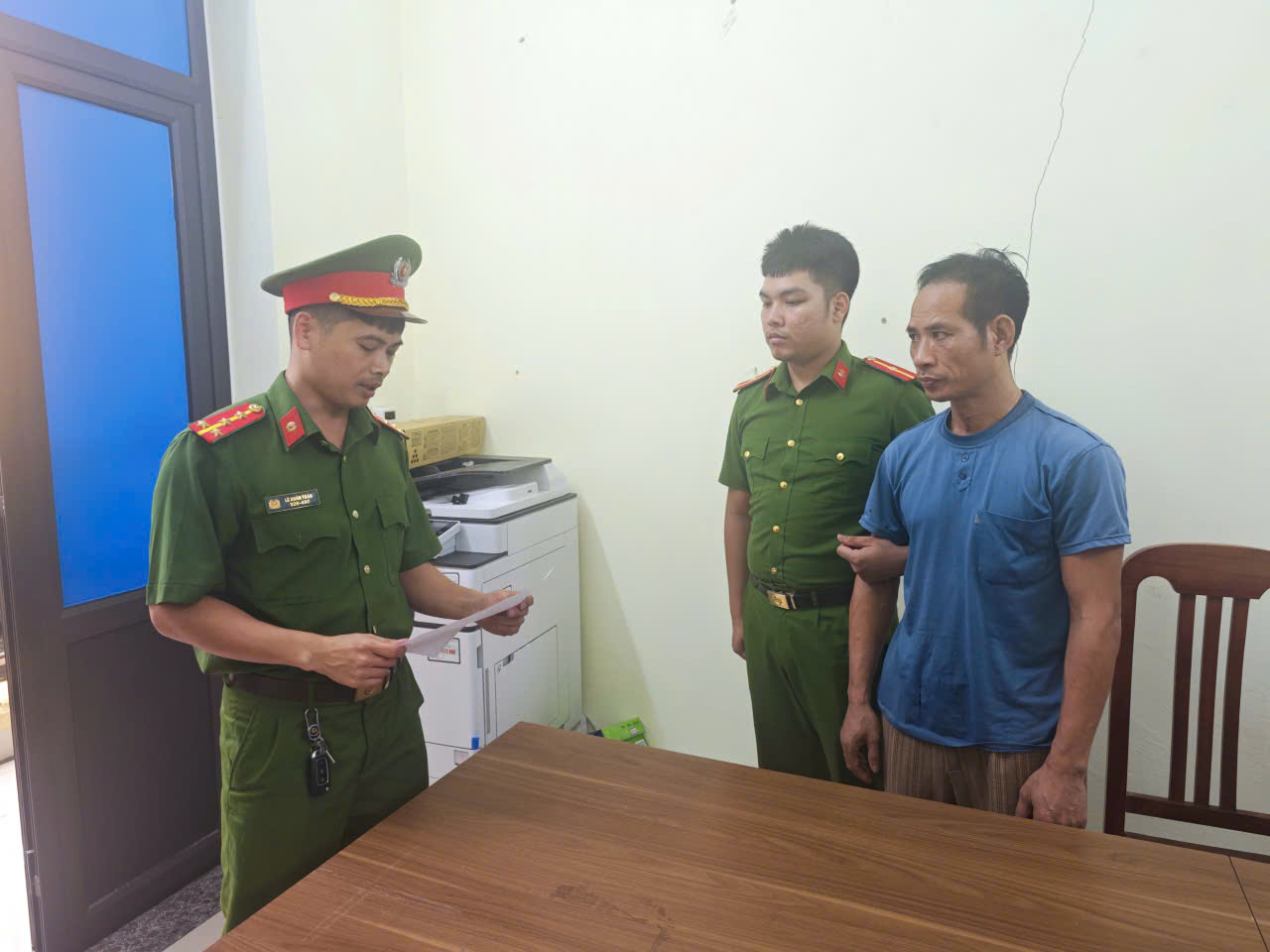 Khởi Tố Nguyễn Văn Hướng: Đe Dọa Người Dân Với Dao Bầu