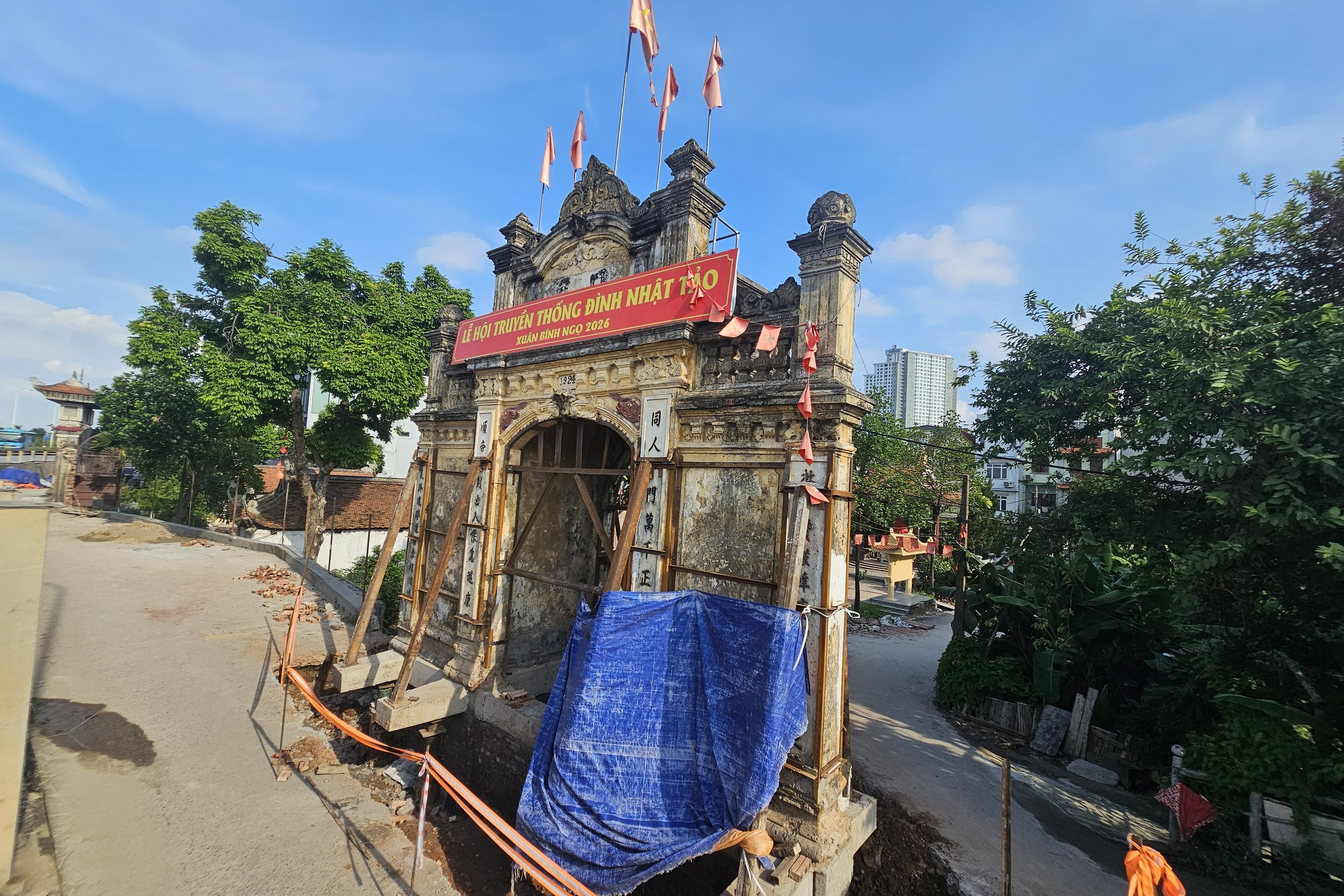 cong-lang-tram-tuoi-duoc-nhac-bong-bang-kich-thuy-lu3-1785911065025333654074 Cổng làng trăm tuổi được 'nhấc bổng' bằng kích thủy lực- Ảnh 3.